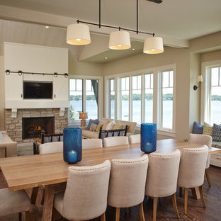 グランドラピッズのビーチスタイルのLDKの画像 (ベージュの壁、濃色無垢フローリング)