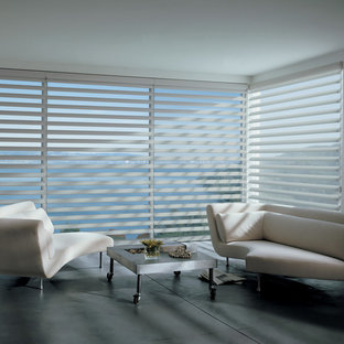 Bild på ett mellanstort funkis allrum med öppen planlösning, med beige väggar och skiffergolv