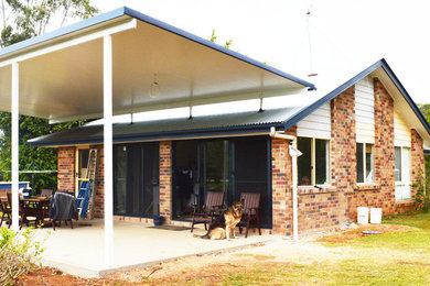 Mid-sized traditional one-storey brick brown exterior in Sunshine Coast.