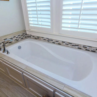 Immagine di una stanza da bagno padronale stile americano di medie dimensioni con ante in stile shaker, mobile bagno incassato, ante bianche, vasca ad alcova, piastrelle multicolore, piastrelle effetto legno, pareti blu, pavimento con piastrelle effetto legno, lavabo sottopiano, pavimento marrone, top multicolore e due lavabi