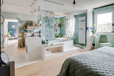 Exemple d'une grande chambre parentale craftsman avec un mur vert, parquet clair et aucune cheminée.