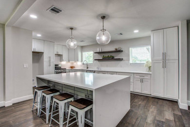 Example of a minimalist kitchen design in Tampa