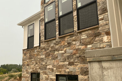 ソルトレイクシティにあるトラディショナルスタイルのおしゃれな家の外観の写真