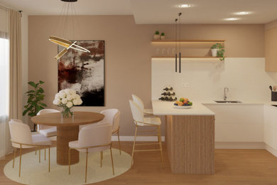 Diseño de comedor de cocina actual pequeño con paredes beige, suelo marrón, suelo laminado y papel pintado