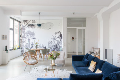 Stilmix Wohnzimmer mit Betonboden, grauem Boden und Tapetenwänden in Berlin