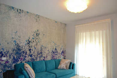 Foto di un soggiorno contemporaneo di medie dimensioni con parquet chiaro, TV a parete, pavimento marrone, carta da parati e tappeto