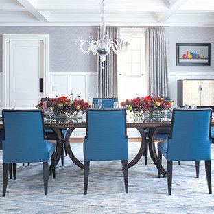 ニューオリンズの広いトランジショナルスタイルのLDKの画像 (紫の壁、カーペット敷き、暖炉なし)