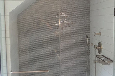 Example of a transitional bathroom design in Chicago