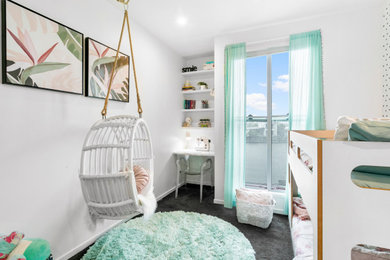 Imagen de dormitorio marinero de tamaño medio con paredes blancas, moqueta, suelo gris y papel pintado