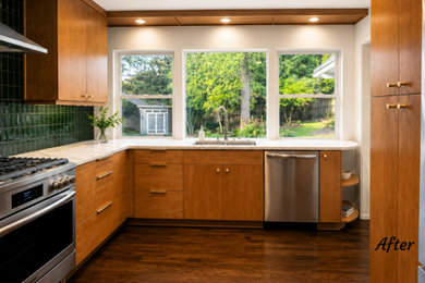 Example of a kitchen design in Atlanta