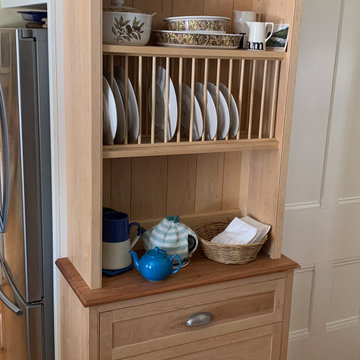 Hutch with plate rail
