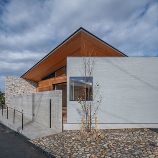 他の地域のモダンスタイルのおしゃれな家の外観 (木材サイディング、グレーの外壁、寄棟屋根、戸建、金属屋根) の写真