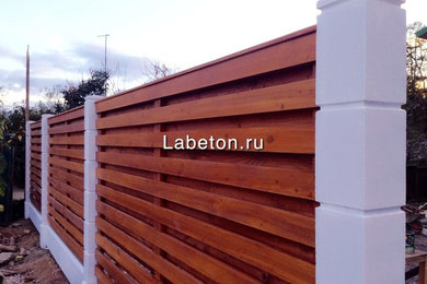 Красивый забор LaBeton в Комунарке под фасад из мет. сайдинга.