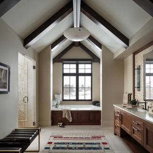 Свежая идея для дизайна: большая хозяйская спальня в стиле рустика с бежевыми стенами, полом из известняка и бежевым полом - отличное фото интерьера