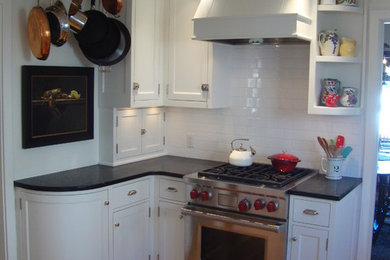 Kitchen - traditional kitchen idea in Sacramento