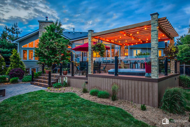 Inspiration for a transitional deck remodel in Toronto