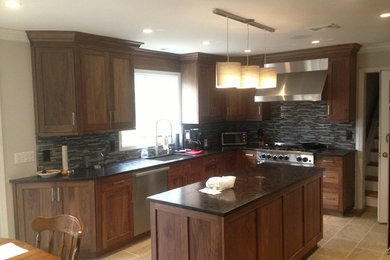 Kitchen - modern kitchen idea in New York