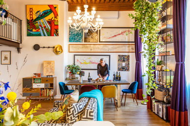 Exemple d'une salle à manger éclectique de taille moyenne avec un mur blanc, un sol en bois brun, un sol marron et un plafond en bois.