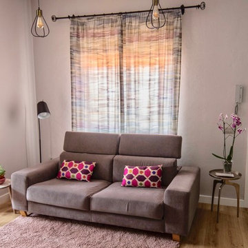 Sala pequeña con encanto y armonía cromática
