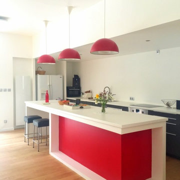 Formes simples et couleurs vives pour l'espace repas.