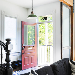 Exemple d'une entrée éclectique de taille moyenne avec un mur blanc, une porte simple et une porte rouge.
