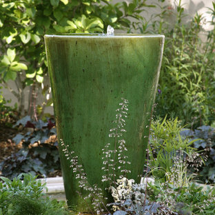 Medium sized eclectic back garden in Santa Barbara.