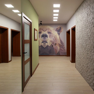 Inspiration för en mellanstor eklektisk hall, med gröna väggar, laminatgolv och beiget golv