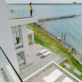 ニューヨークの巨大なモダンスタイルのおしゃれな屋上のデッキ (桟橋、日よけなし) の写真