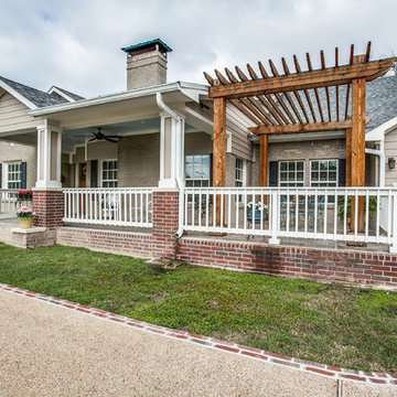 Hermosa Front Porch and Screened in Patio