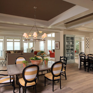 グランドラピッズの広いトラディショナルスタイルのLDKの画像 (淡色無垢フローリング)