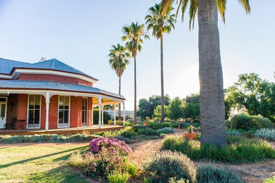 Design ideas for a country backyard garden in Sydney with gravel.