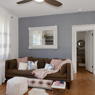 Idee per un piccolo soggiorno eclettico aperto con pareti rosa, parquet chiaro, nessun camino, TV a parete e pavimento marrone