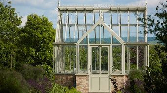 Free standing glasshouses and greenhouses