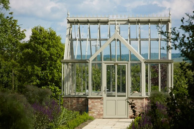 Free standing glasshouses and greenhouses