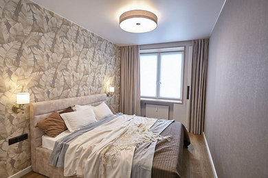 На фото: хозяйская спальня среднего размера в скандинавском стиле с бежевыми стенами, полом из винила, коричневым полом, обоями на стенах и акцентной стеной с