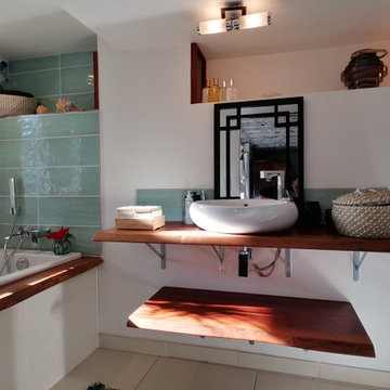 Salle de bain parentale donnant sur le jardin et la piscine