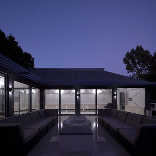 ロンドンの中サイズのコンテンポラリースタイルのおしゃれな多目的ジム (白い壁、セラミックタイルの床、白い床) の写真