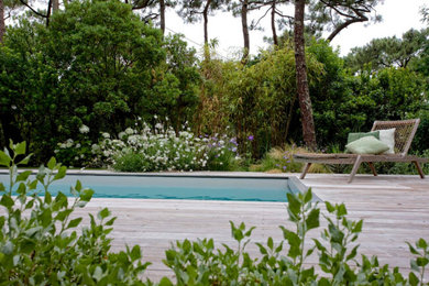 Cette photo montre une piscine bord de mer.