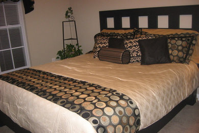 На фото: хозяйская спальня в современном стиле с бежевыми стенами и ковровым покрытием