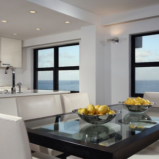 マイアミの中サイズのコンテンポラリースタイルのLDKの画像 (白い壁、磁器タイルの床、暖炉なし、白い床)