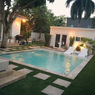 マイアミの中サイズのL型ビーチスタイルのおしゃれなプール (スタンプコンクリート舗装) の写真