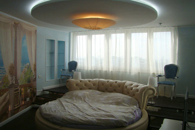 Пример оригинального дизайна: хозяйская спальня среднего размера в классическом стиле с деревянным полом без камина