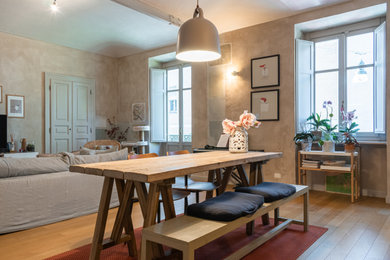 Idee per una sala da pranzo stile rurale chiusa e di medie dimensioni con pareti beige, pavimento in legno massello medio, nessun camino, pavimento beige e soffitto a volta