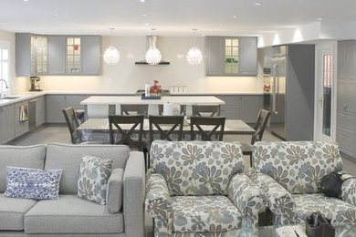 Example of a large classic u-shaped eat-in kitchen design in Toronto with an island