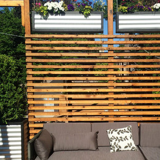 Idée de décoration pour un petit jardin minimaliste avec une exposition partiellement ombragée.