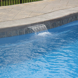 Sportbecken hinter dem Haus in individueller Form mit Wasserrutsche und Betonplatten in Richmond