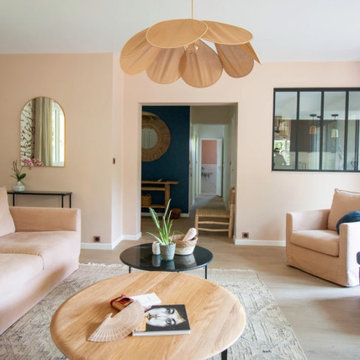 Vue d'ensemble du salon avec aperçu de l'entrée et de la cuisine par la verrière