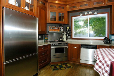 Kitchen - farmhouse kitchen idea in Detroit