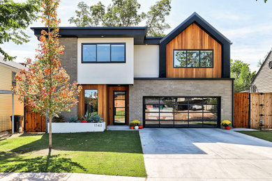 Diseño de fachada de casa gris actual de tamaño medio de dos plantas con revestimientos combinados, tejado a dos aguas y tejado de metal