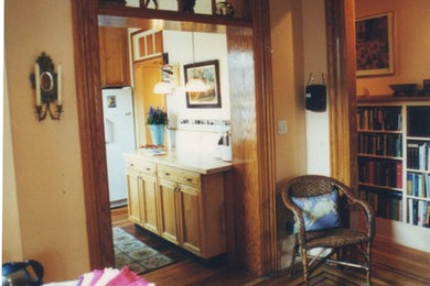 Cette photo montre une salle à manger chic de taille moyenne avec un mur beige et un sol en bois brun.